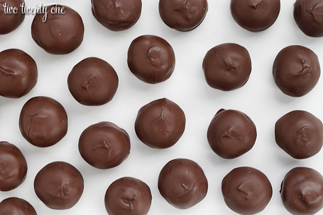 The most amazing chocolate peanut butter balls! Only 5 ingredients!