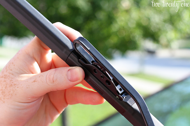 how to remove a windshield wiper blade