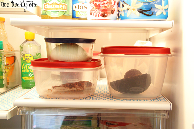 https://www.twotwentyone.net/wp-content/uploads/2013/07/organizing-leftovers-in-fridge.jpg