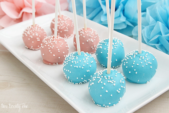 https://www.twotwentyone.net/wp-content/uploads/2014/04/gender-reveal-cake-pops.jpg