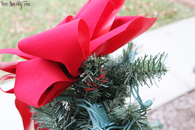 make a tomato cage christmas tree