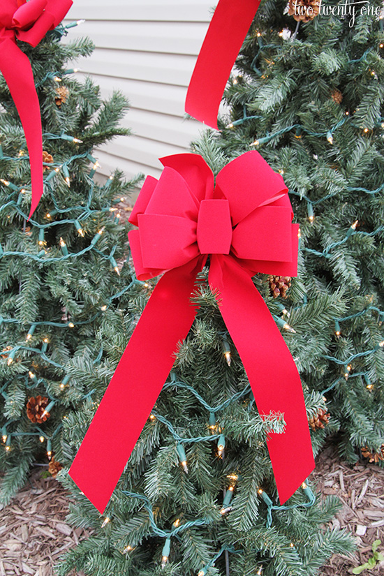 How to make tomato cage Christmas trees! Plus, how to make three different sizes!