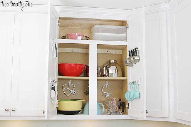 Organized baking cabinet! Great ideas to maximize cabinet space!