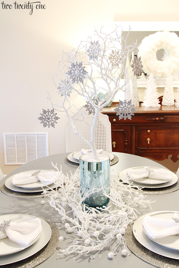 Cool winter wonderland table setting Winter Wonderland Dining Room Cool winter wonderland table setting Winter Wonderland Dining Room