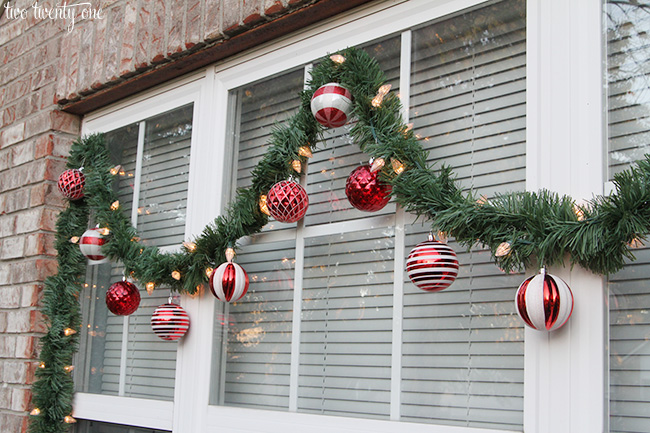 outdoor christmas window decorations