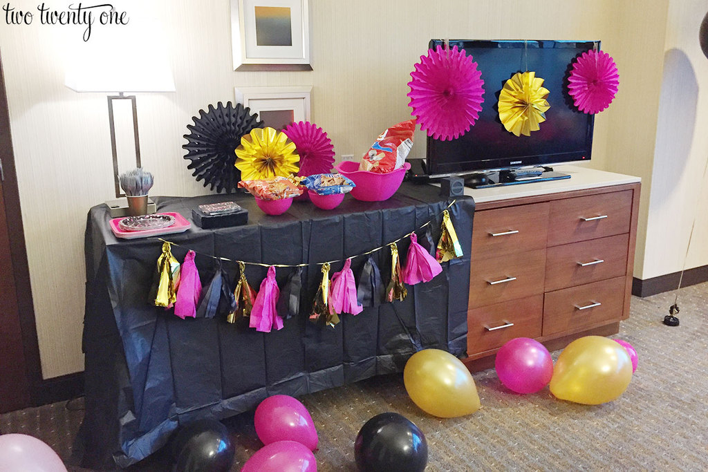 10 tips for planning a successful bachelorette party! Where to find budget-friendly decorations, bachelorette party ideas, bachelorette party games, and more!