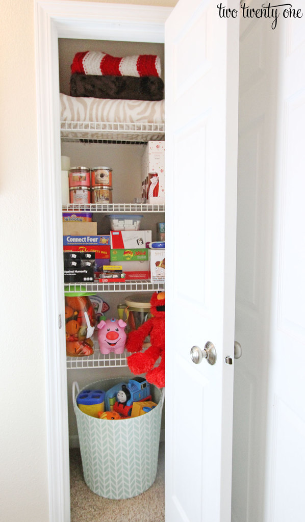 organized-small-closet