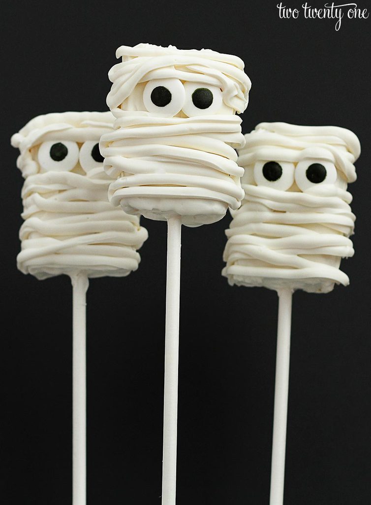 How to make mummy rice krispies treats! Plus, there's a video showing how to make them! Perfect for any Halloween party!