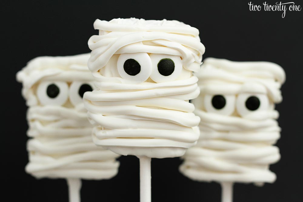 How to make mummy rice krispies treats! Plus, there's a video showing how to make them! Perfect for any Halloween party!