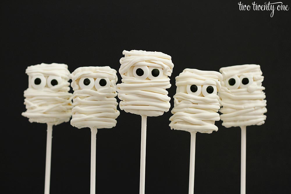 How to make mummy rice krispies treats! Plus, there's a video showing how to make them! Perfect for any Halloween party!