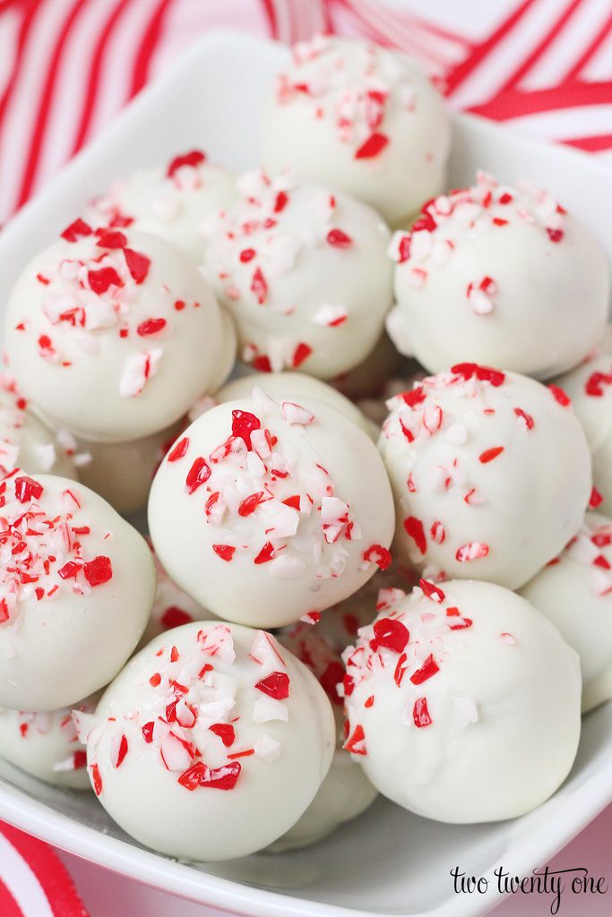 Peppermint Oreo Truffles! Delicious holiday treats with only 5 ingredients!
