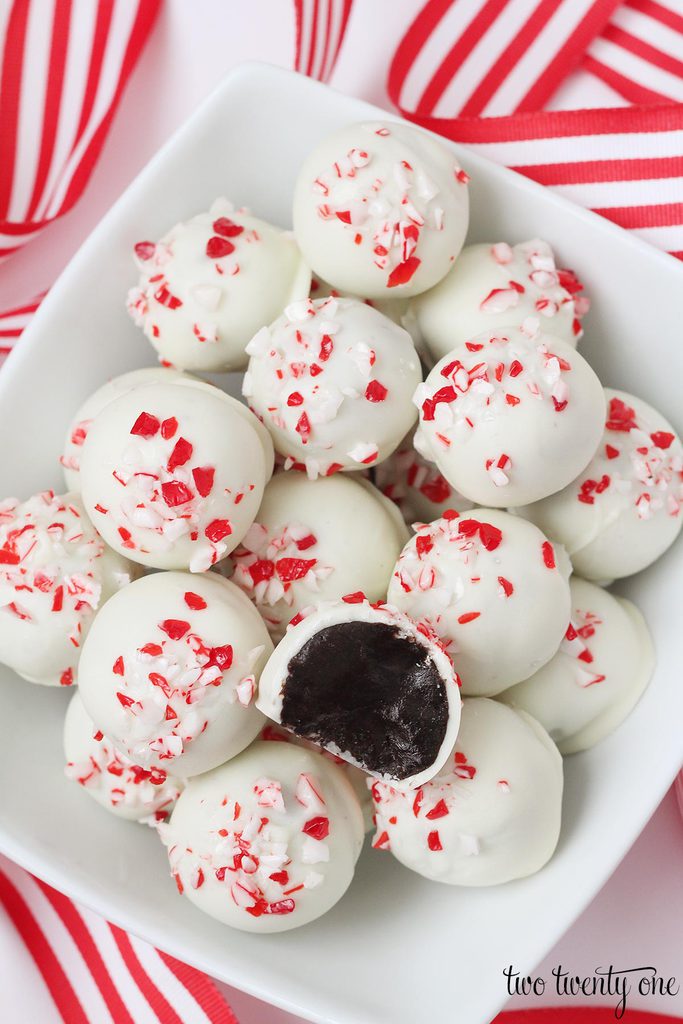 Peppermint Oreo Truffles! Delicious holiday treats with only 5 ingredients!