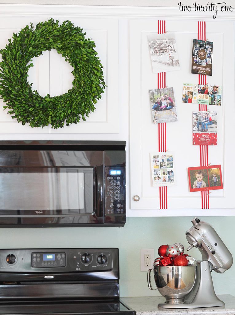 kitchen-decorated-for-christmas-1