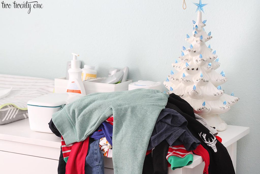 messy-toddler-christmas-bedroom-4