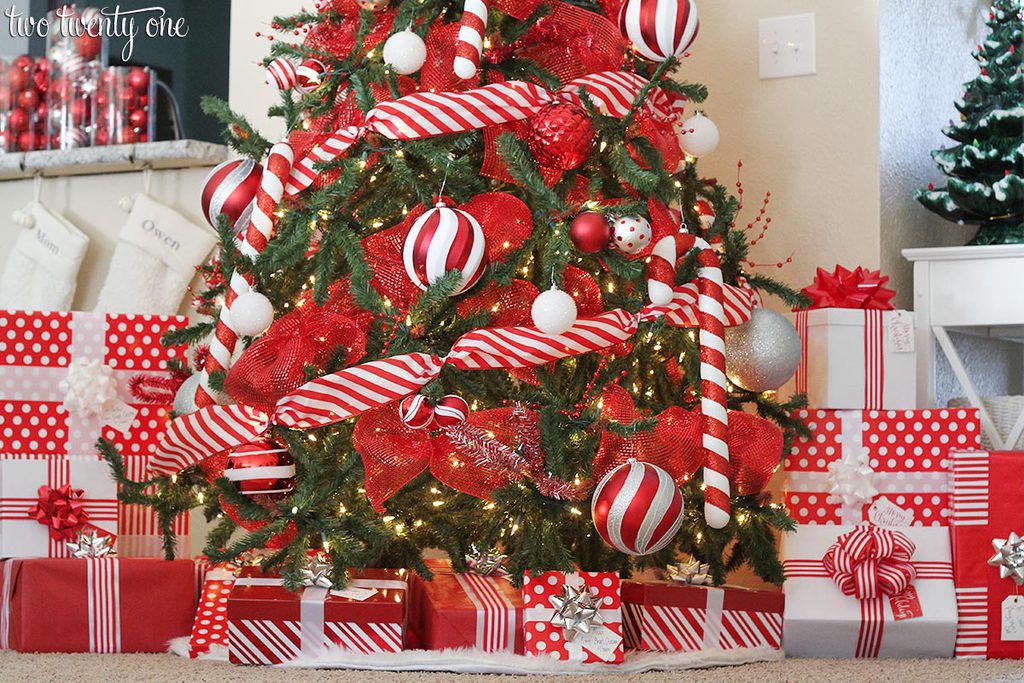 Red and White Christmas Tree - Decorating Ideas