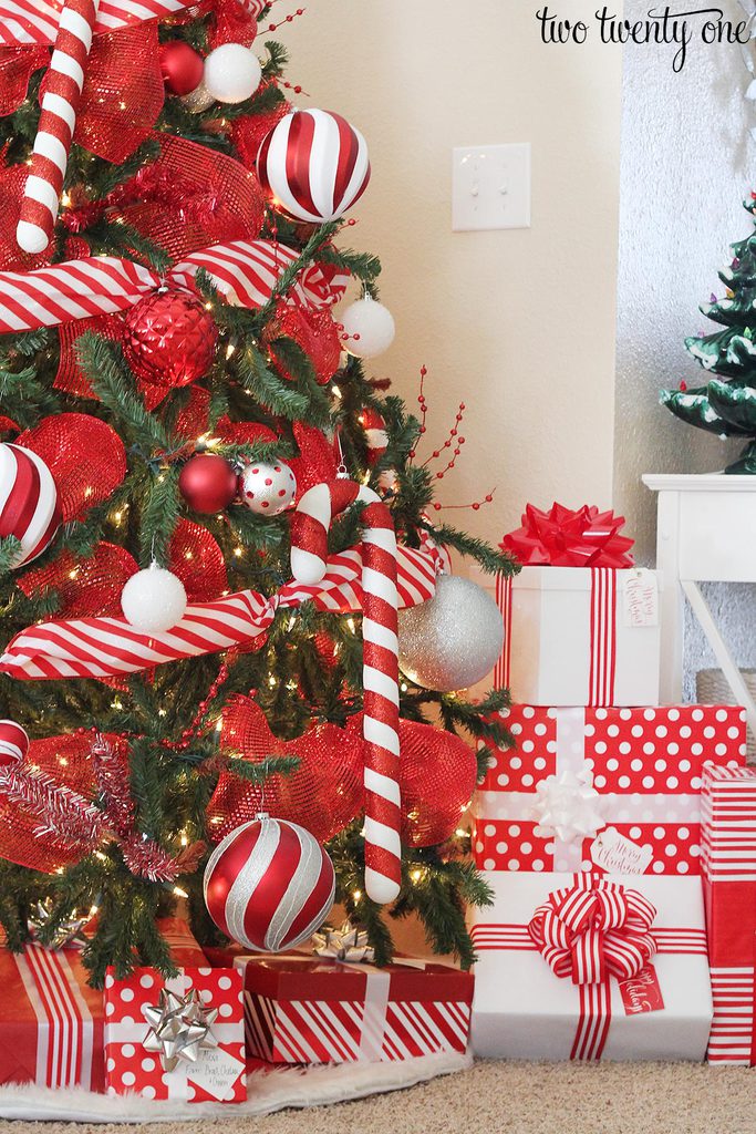 Red and White Christmas Tree - Decorating Ideas