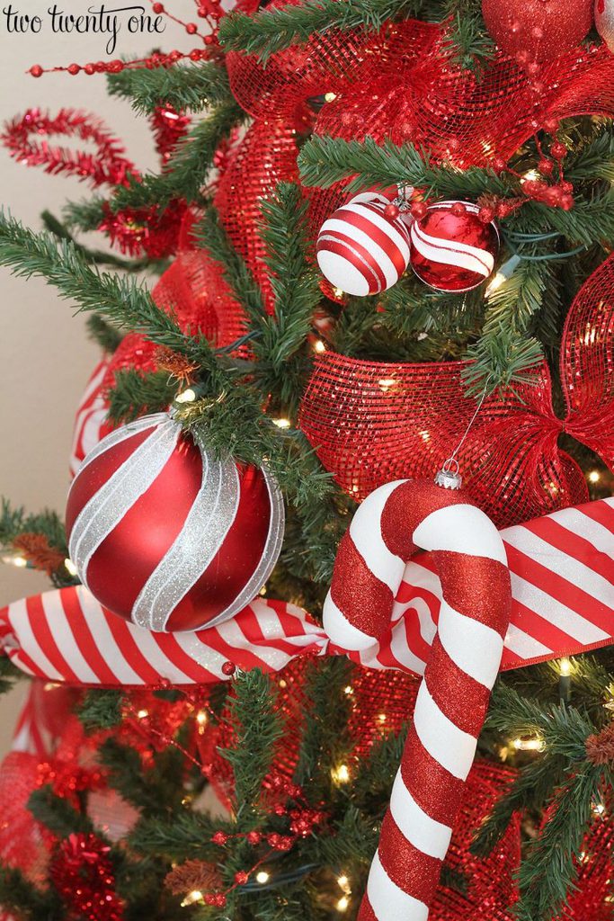 Red and White Christmas Tree  Decorating Ideas