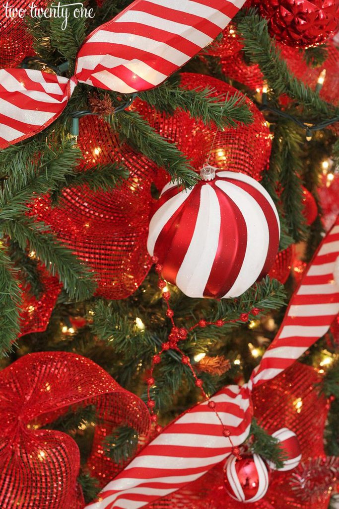 Red and White Christmas Tree Decorating Ideas