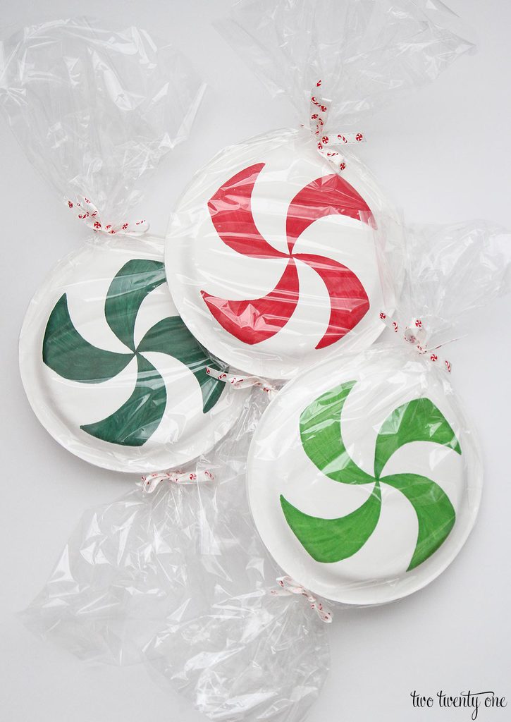 Christmas Décor: Peppermint Paper Plates