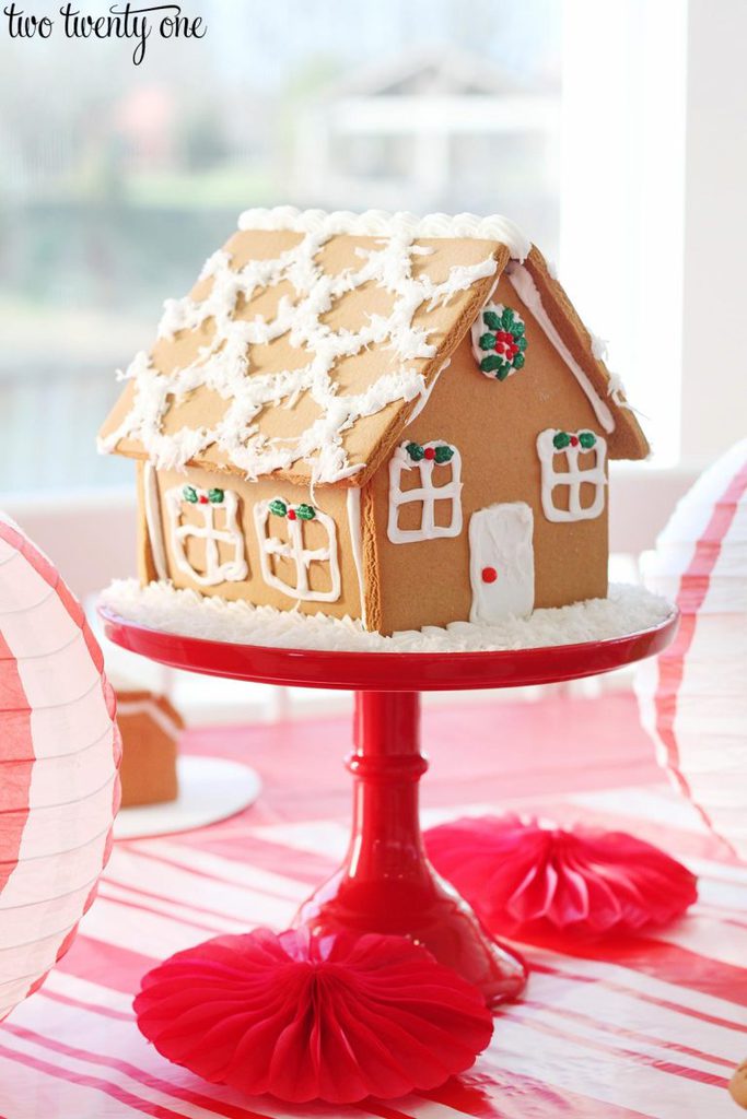 How to Throw a Gingerbread House Decorating Party