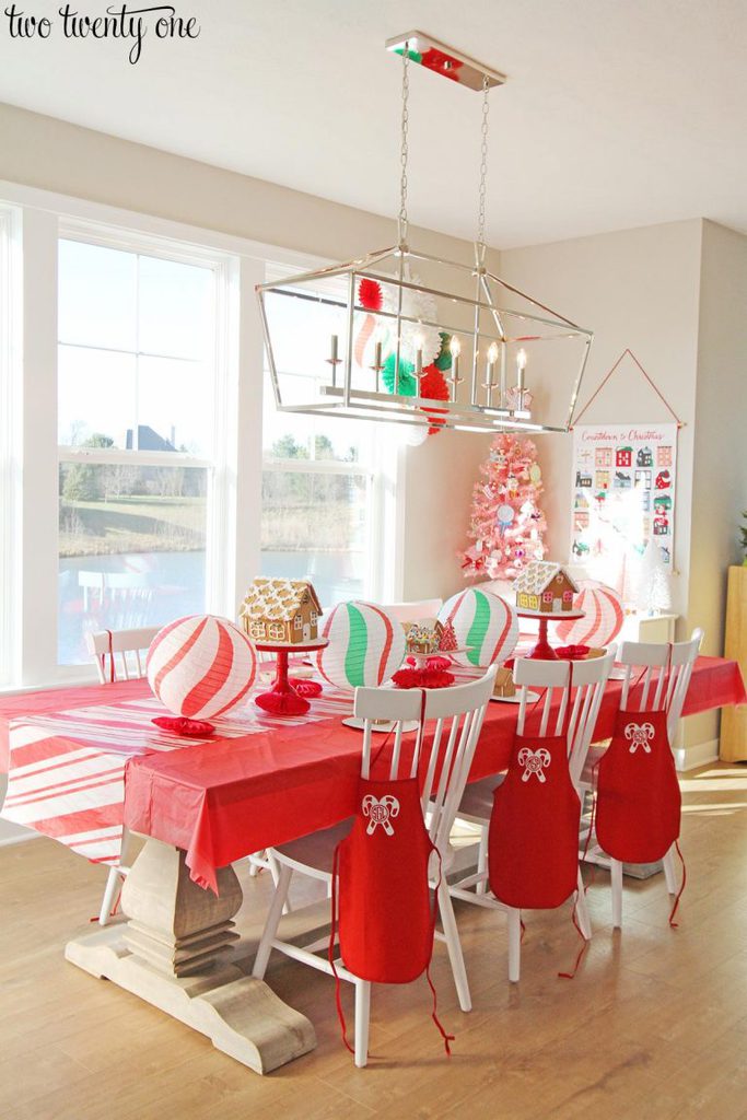 How to Throw a Gingerbread House Decorating Party