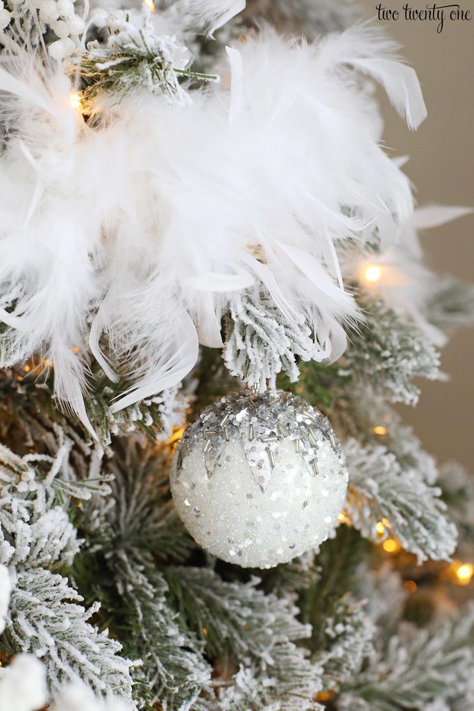 A feather Christmas tree: Holidays glamour - Holiday Decor