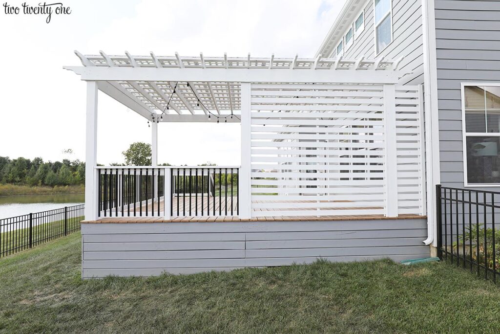 white horizontal wood slat deck privacy screen with white pergola