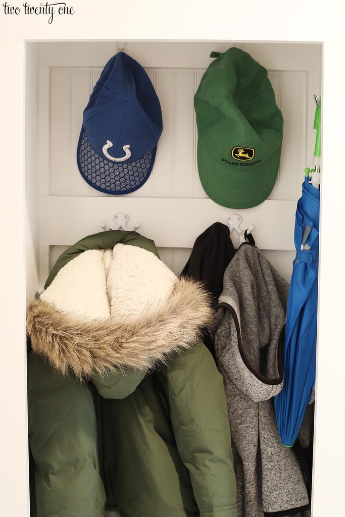 mudroom locker hang hats