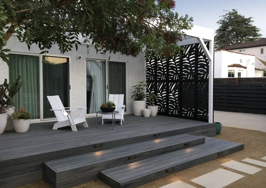 Decorative outdoor screen by Contemporary Deck, Los Angeles