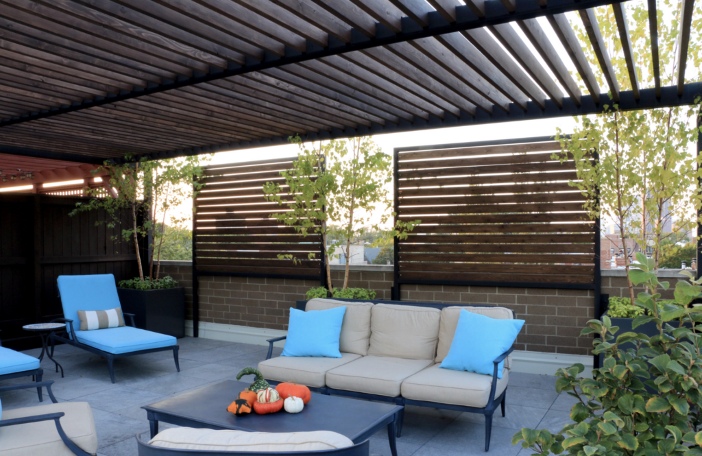 horizontal stained wood slat privacy screen by Rooftopia, LLC in Chicago, IL